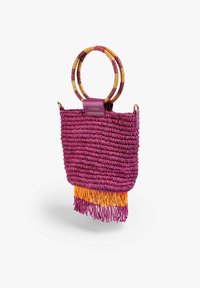 Geantă de umăr țesută violet cu franjuri portocalii, având mânere circulare multicolore și un accent din piele în partea de sus. Design compact și texturat.