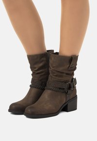 mtng Botines camperos - marron