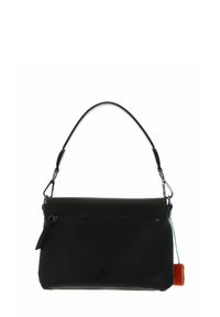 Borsa in pelle nera con superficie testurizzata, manico corto e tasca frontale con zip. Presenta un piccolo tag arancione come accento.