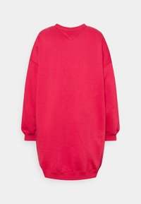 Ylivoimainen vaaleanpunainen collegepaita, pehmeää puuvillamateriaalia, ribbaus kaula-aukossa ja hihoissa, pyöreä helma, sileä tekstuuri ilman näkyviä kuvioita.