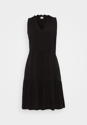 Crna haljina bez rukava s V-izrezom, nabranu vratnom izrezom, pojasom s užetom i slojevitom suknjom. Izrađena od laganog materijala za udobnost.