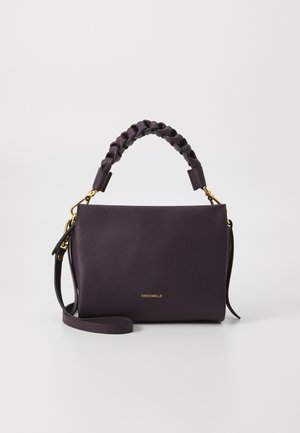 Borsa a tracolla in pelle viola con manico intrecciato, accessori in oro e tracolla rimovibile. Texture liscia, design minimalista.