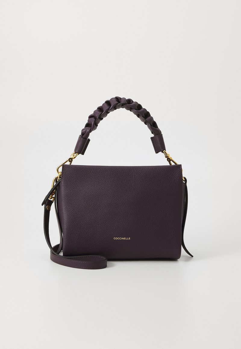 Borsa a tracolla in pelle viola con manico intrecciato, accessori in oro e tracolla rimovibile. Texture liscia, design minimalista.