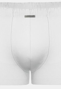 Boxer da uomo bianchi in tessuto morbido, con vita elastica e etichetta con marchio. Vestibilità su misura con accenti di cucitura visibili.