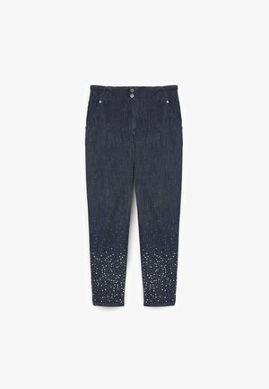 Ciemne spodnie dżinsowe o dopasowanym kroju, z dwoma kieszeniami, zdobione srebrnymi ćwiekami na dole, które rozłożone są od gęstych do rzadkich.