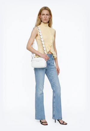 MICHAEL Michael Kors, JET SET CAMERA XBODY - Ülerinna-kott - optic white