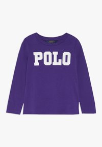 Paarse lange mouwen shirt met witte "POLO" tekst over de borst en een ronde halslijn.