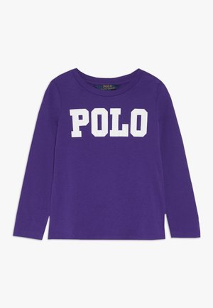 Lilla langærmet skjorte med hvid "POLO" tekst henover brystet og en rund halsudskæring.