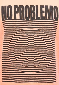 Κείμενο «No problema» πάνω από οριζόντιες μαύρες λωρίδες που σχηματίζουν έναν κυκλικό συμβολισμό της ειρήνης σε ανοιχτό πορτοκαλί φόντο.