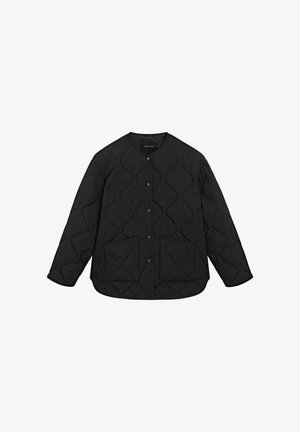 Zwarte doorgestikte jas met ronde halslijn, drukknopen aan de voorkant, lange mouwen en twee grote voorzakken.