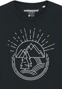Zwarte t-shirt met een witte graphic van een zon, bergen, golven en een boom, met strakke lijnen en een circulair design.
