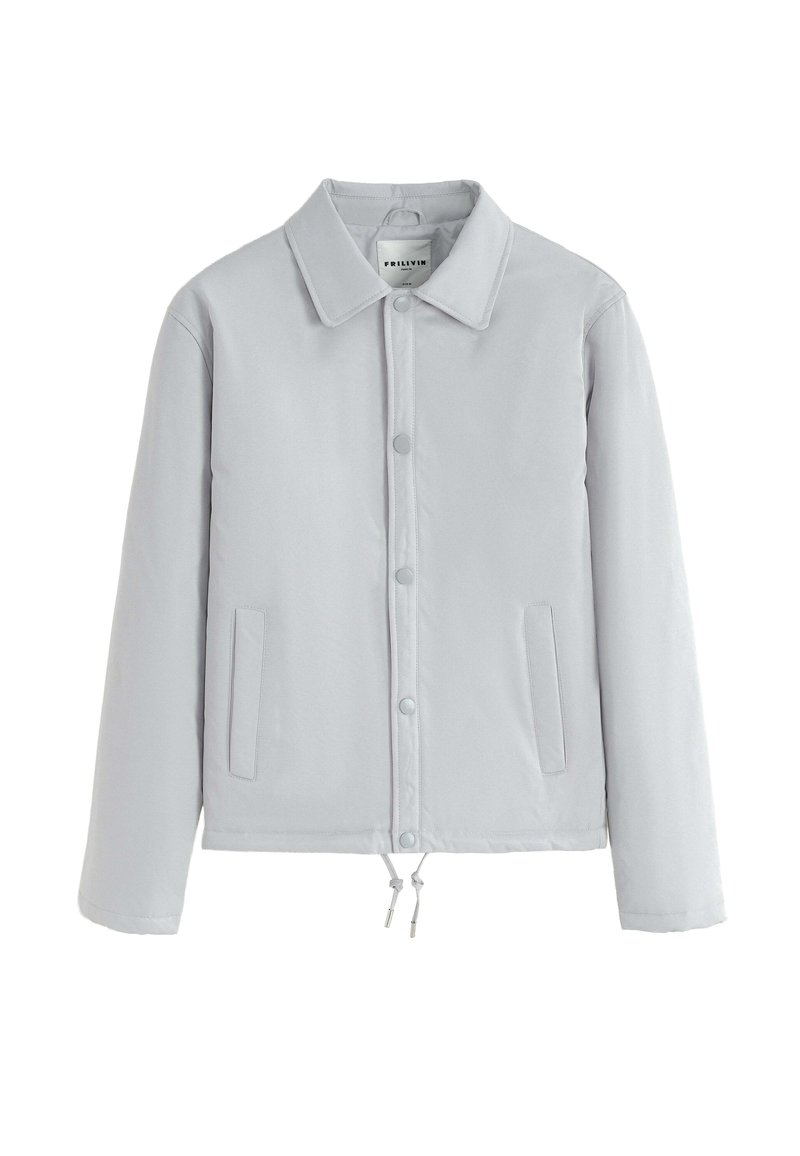 Veste beige clair à boutons avec col plat, deux poches avant et cordon de serrage ajustable à l'ourlet. Fini lisse et mat.