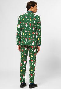Completo verde con un vivace motivo natalizio che presenta volti di Babbo Natale, bastoncini di zucchero e campanelle; include un design aderente con pantaloni coordinati.