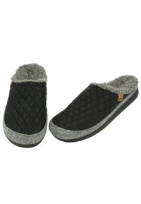 Zwarte gewatteerde slippers met een grijze fleece voering, voorzien van een vlakke zool en een decoratief label. Open achterkant ontwerp voor gemakkelijk aan- en uittrekken.