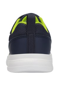 Marinefarbene Sportschuh mit Mesh-Obermaterial, neon grünen Akzenten, gepolstertem Schaft und einer weißen Gummisohle. Verfügt über einen Ziehgriff an der Ferse.