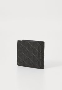 Portafoglio nero in pelle testurizzata con un motivo geometrico, forma rettangolare e una leggera lucentezza. Design compatto e pieghevole.