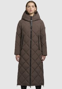Brun lang polstret frakke med hætte, med et diamantquiltet mønster, frontlynlås og to lynlåslommer på siden.