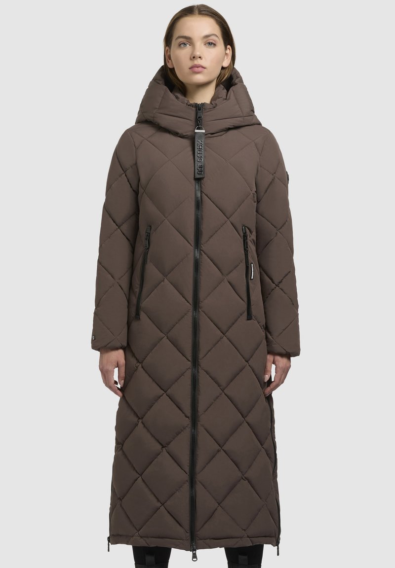 Brun lang polstret frakke med hætte, med et diamantquiltet mønster, frontlynlås og to lynlåslommer på siden.