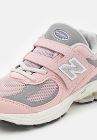 New Balance 2002 - Chaussures de running sur route - pink/grey