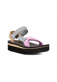 Sandali platform con suola nera, cinturini grigi texturizzati e anello per le dita in tessuto rosa. Presentano una soletta imbottita e una costruzione resistente.