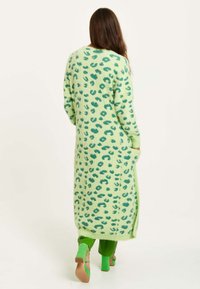 Liquorish FLUFFY LONGLINE ANIMAL PRINT - Cardigan - green