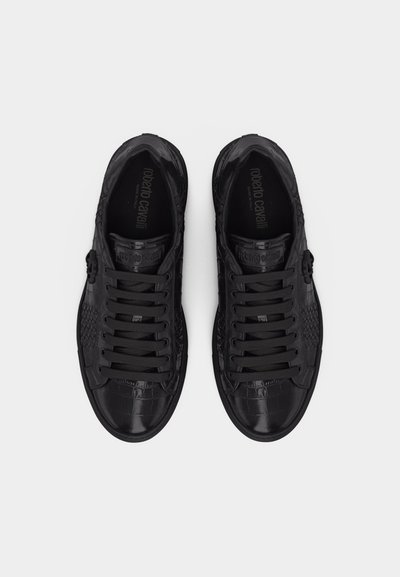 Paire de baskets en cuir noir avec motif texturé, lacets et marquage "Roberto Cavalli" sur la languette et la semelle intérieure.