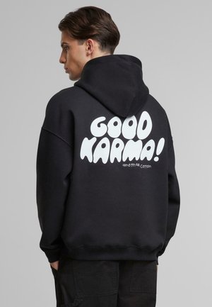 Hanorac negru din bumbac, având un text alb mare „GOOD KARMA!” pe spate. Design cu glugă, cu o croială lejeră și mansete cu nervuri.