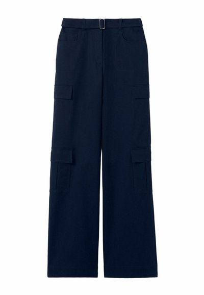 Pantalones cargo navy hechos de material resistente, con una cintura alta, piernas anchas y múltiples solapas de bolsillo en la parte delantera. Incluye detalles de trabilla para cinturón.