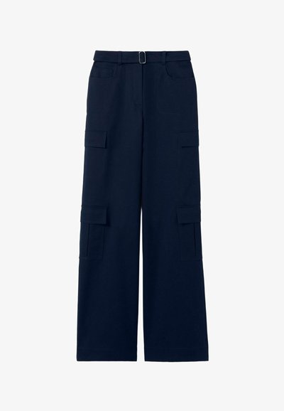Pantalones cargo navy hechos de material resistente, con una cintura alta, piernas anchas y múltiples solapas de bolsillo en la parte delantera. Incluye detalles de trabilla para cinturón.