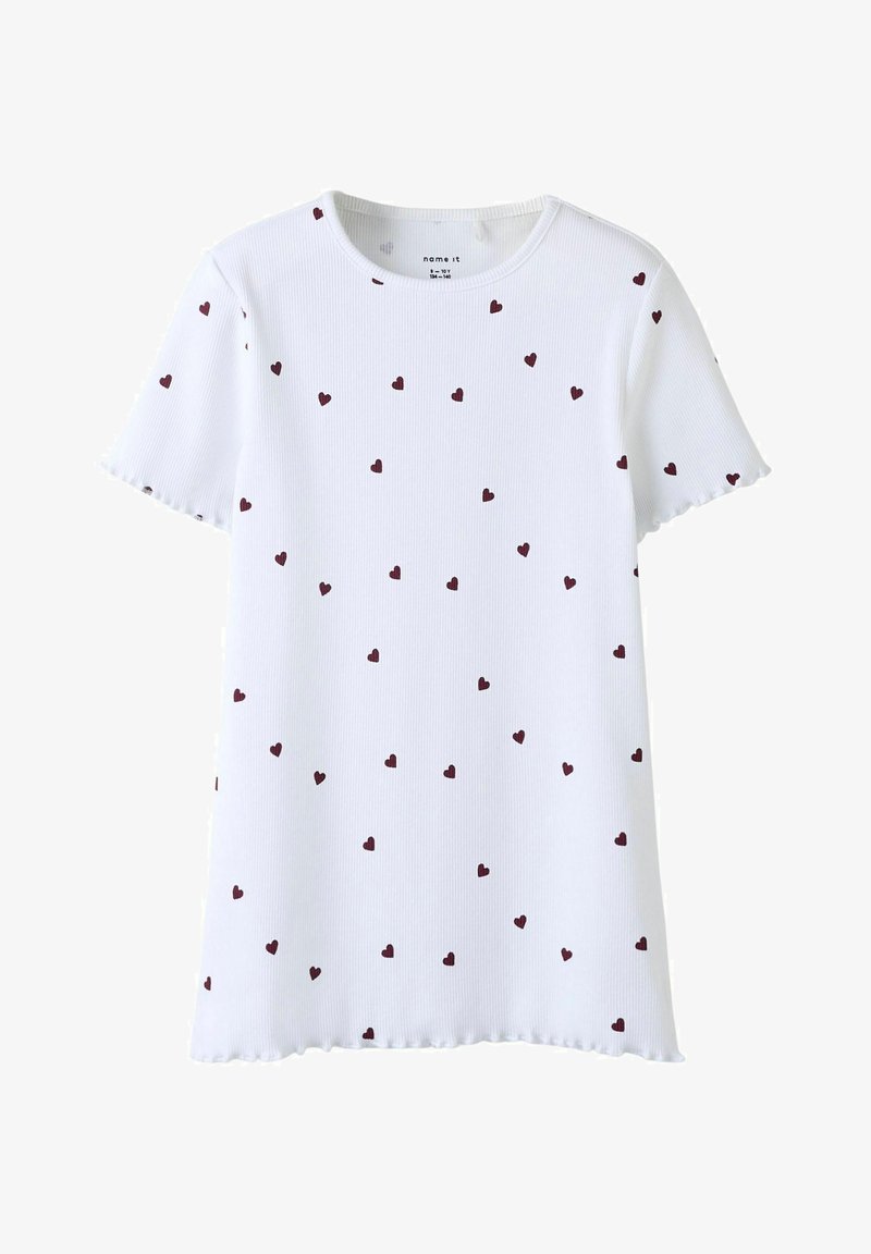 Camiseta blanca de manga corta con textura acanalada y pequeños patrones de corazones color marrón, con un dobladillo con volantes y escote redondo.