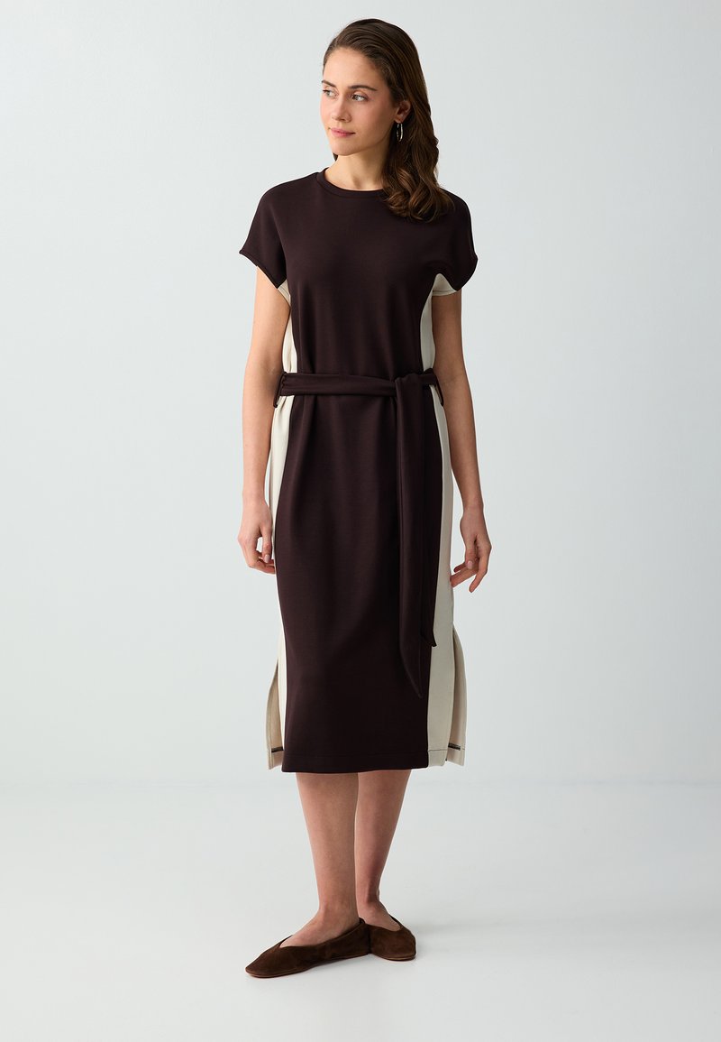 Jimmy Rave Robe Design Jimmy Key CREW-NECK COLOR-BLOCK MIDI DRESS - Robe de jour - bitter ...