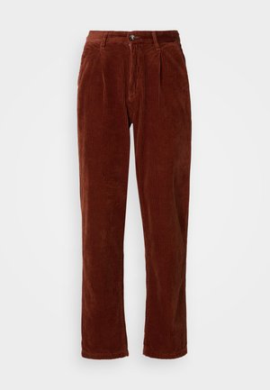 Katoenen corduroy broek in een rijke bruine kleur; heeft een geplooide voorkant, rechte pijpen en een knoopsluiting bij de taille.