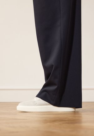 Manfield, Trainers - grau