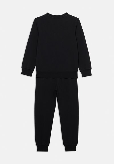 Σετ μαύρο πουλόβερ και φόρμα, κατασκευασμένο από μαλακό βαμβάκι, με μακριά μανίκια, ριμπ μανσέτες και άνετη εφαρμογή. Χωρίς ορατά σχέδια ή διακοσμητικά στοιχεία.