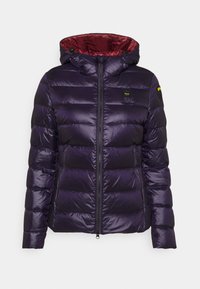 Paarse pufferjas met een glanzende afwerking, ritssluiting aan de voorkant, elastische manchetten en een rode voering aan de binnenkant. Voorzien van een logo op de borst.