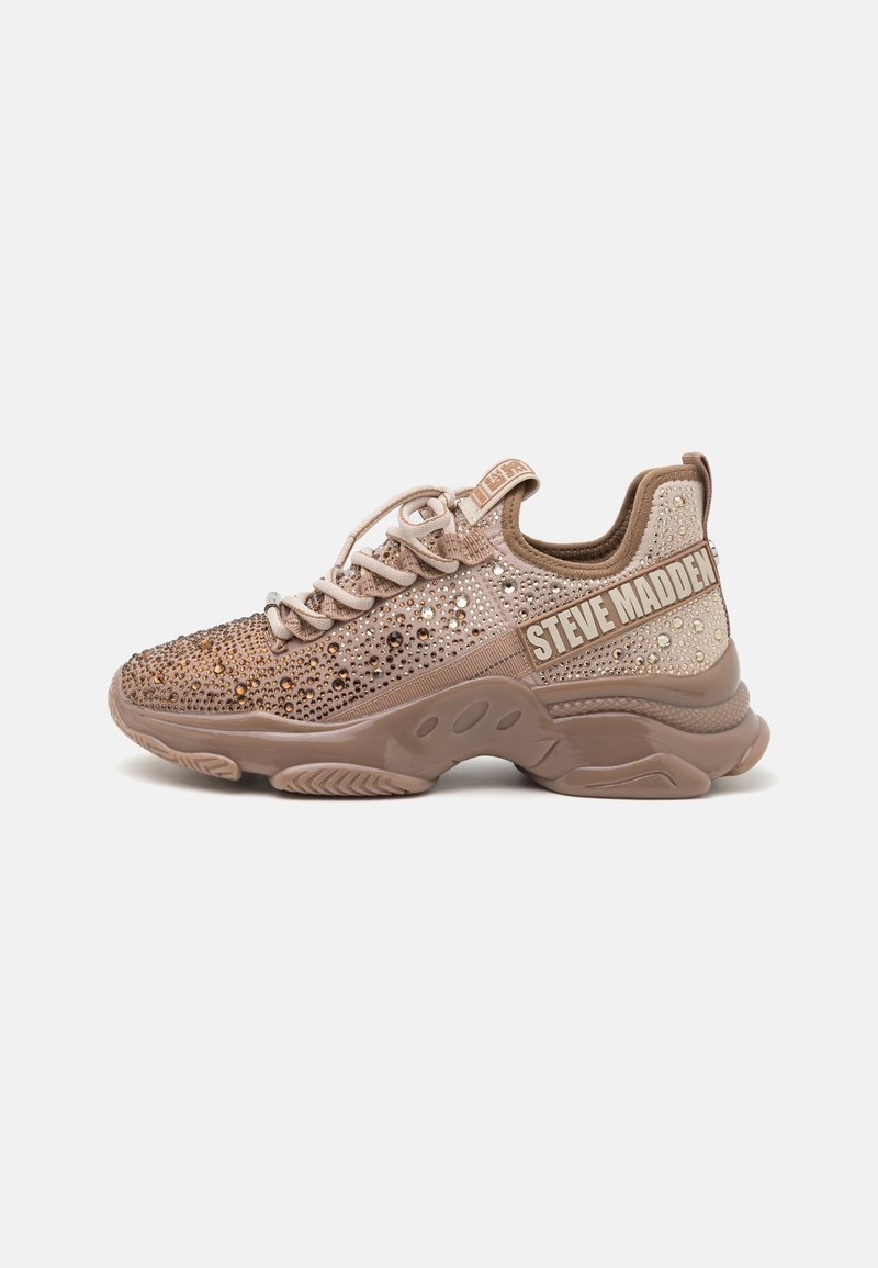 Baskets marron épaisses avec ornements en strass, lacets à l'avant, et logo "Steve Madden" sur le côté et sur la languette du talon.