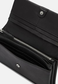 Czarny skórzany portfel z zamkiem błyskawicznym i zatrzaskiem, wieloma przegródkami na karty oraz gładką fakturą, prezentujący minimalistyczny design i funkcjonalne przegrody.