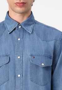 Tommy Hilfiger LIGHT WEIGHT WESTERN SHIRT UNISEX - Chemisier - light blue denim