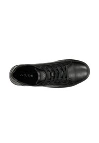 Sneaker nera con lacci realizzata in pelle liscia e testurizzata, con punta rotonda, suola piatta e un logo sulla soletta.