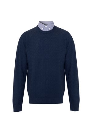 Marineblauwe gebreide sweater met ronde hals, met een lichtblauwe geruite shirtkraag die eruit komt, ontworpen in een klassieke pasvorm.