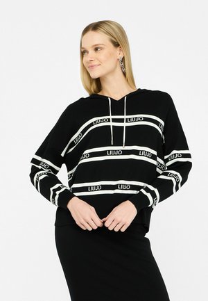 Zwarte hoodie met horizontale witte strepen en "LIUJO" tekst, lange mouwen en een losse pasvorm. Soepele stofstructuur.