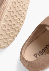 Scarpa slip-on in suede marrone con suola avvolta in juta. La suola esterna presenta un motivo ondulato e l'interno è foderato in pelle color cuoio.