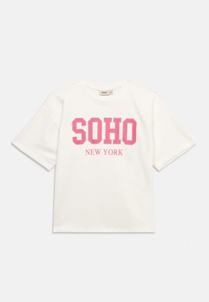 Biele tričko s krátkym rukávom, na ktorom sú ružové blokové písmená hláskujúce "SOHO" a menší text "NEW YORK" pod slovom v strede prednej časti.