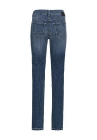 Jeans de mezclilla azul oscuro con un diseño de pierna recta, que presentan un detalle de costura distintivo y dos bolsillos traseros. Acabado clásico en la cinturilla.