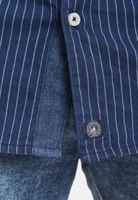 Jan Vanderstorm NALLE - Hemd - dunkelblau gestreift