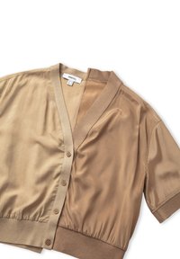Brauner kurzärmeliger Cardigan mit seidigem Textil, V-Ausschnitt, vier Knöpfen entlang der Vorderseite und kontrastierendem geripptem Taillenbund.