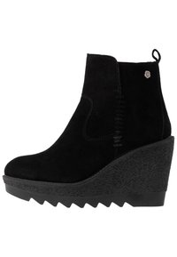 Svarta kilklackade ankelstövlar i mocka, med en texturerad plattformssula och sidogummi för enkel påtagning, samt en liten logodetalj.