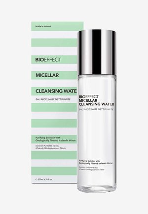 Klare Flasche mit silbernem Deckel, 200ml. Verpackung mit grünen und weißen Streifen und schwarzem Text, beschriftet mit "BIOEFFECT Micellar Cleansing Water."
