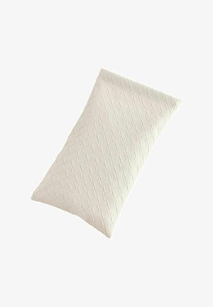 Téglalap alakú fehér párna, texturált, szövött mintával, egyszínű háttér előtt.