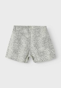 Grå och vit ormskinnsmönstrade shorts med en slät textur, har två bakfickor och en midjehög design.